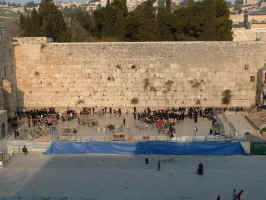 day4-92 wailing wall on sabbath.JPG (852591 bytes)
